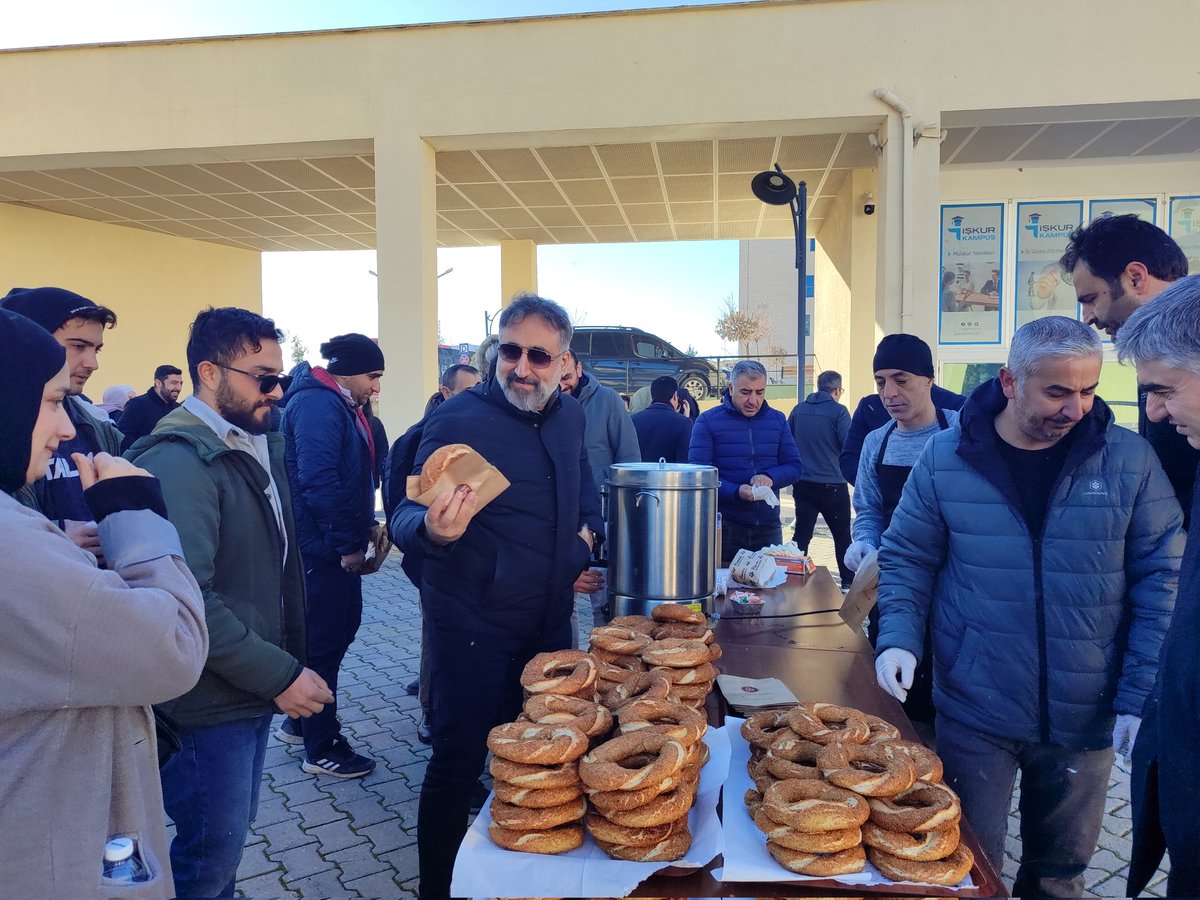 salihoglu_vedat's tweet photo. Rektörümüz @ibrahimozcosar katılımıyla kampüste 🔥#Ateş başında düzenlediğimiz 'Geleneksel ☕️#Çay 🥯#Simit Buluşmamız'  öğrencilerimiz ve @mardnadem kulübümüzün katılımıyla yoğun bir şekilde gerçekleştirdik. 
@_aliyalcin_ 
@mstemrebalci https://t.co/3DF9mEXEBw