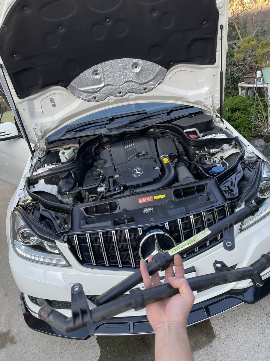 部品きたんで仕事前に交換
ゴム製じゃなくて樹脂製の辛さ
しかも知恵の輪系
ニコイチなんだけど上のは使えるからバラして保管
ボンネット垂直になるの良いねww
仕事遅刻するなーて思いながらちょっとエンジンルーム掃除して修理終了。
幾ら浮いたかな…
もぉ壊れるなよ日々時間無いんだから。