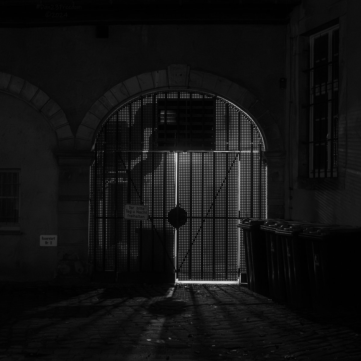 📷 1/50 sec at f/2,8, ISO 6400, 40 mm (40 G) #dan23freedom 
#germany #nordrheinwestfalen #blackandwhitephotography #silhouette #light #shadow #monochrome #urbanphotography #doorsoftheworld #door