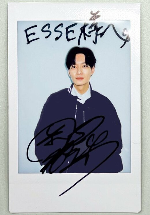 ESSEweb's tweet photo. 【#岡田将生 さんのサイン入り #チェキ を1名様に #プレゼント🎁】

1⃣@ESSEwebをフォロー
2⃣このツイートをRTで応募完了

📢締切は3/31(日)23:59
当選者にはDMで連絡いたします

ESSE4月号のインタビューも要チェックです！👇
https://t.co/m1JZ9YUOTk

#ESSEチェキ https://t.co/Pq2dIpHzrZ