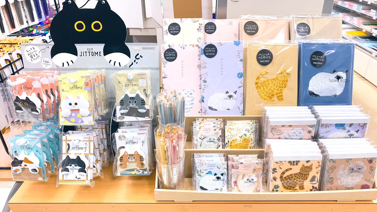 junkudo_niigata's tweet photo. 【1F文具売場】
#サンスター の #JITTOME クリップと イラストレーターの #松尾ミユキ がデザインした #エルコミューン のステーショナリーを展開中です🌟
ネコチャンのアイテムがいっぱいです🐈
気になる方はお急ぎください🐈⬛
#MATOKA #マトカ #ELCOMMUN https://t.co/pWDAqqpOQN