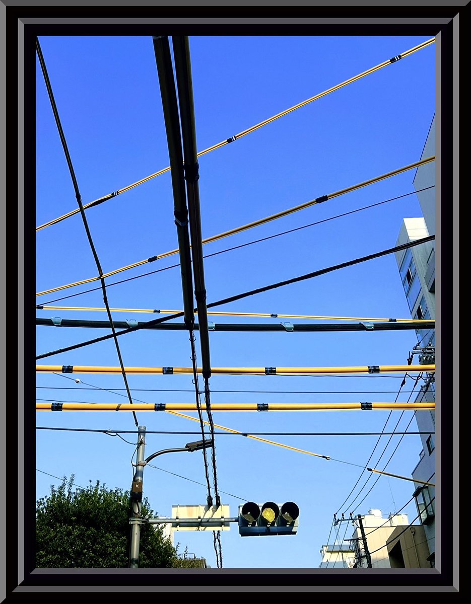 作品名「あやとりの空」

#BlueSky #キリトリセカイ #オシャ #ファインダー越しの私の世界 #写真で伝える私の世界 #風景写真 #天気 #StringFigures #アート #art #街 #PowerCable