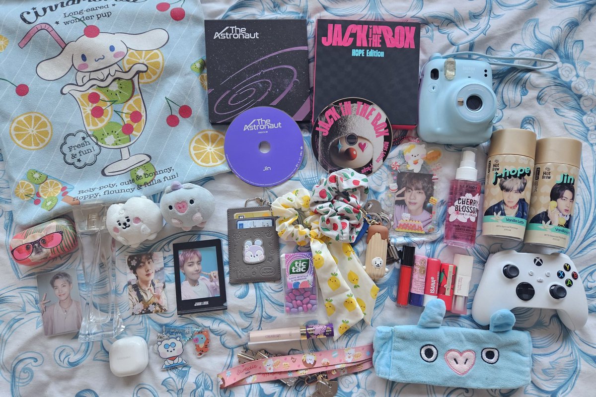 Lisonmksms's tweet image. 2seok girlie and her addiction to lipbalms ✨️💜