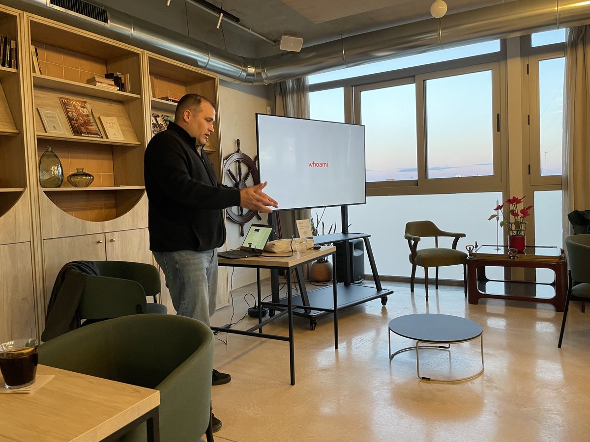 Ayer tuvimos una magnífica charla a manos de un desarrollador de #debian. Nos explicó la relación que existe entre #python y la distro, su historia, derivadas, diferencias entre licencias, herencia generacional y muchas anécdotas.
¡Gracias Héctor por compartir tu experiencia! 👏