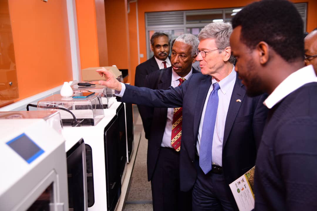 Jeffrey D. Sachs tours the Makerere University Innovation Pod, part of @UNDP’s #timbuktoo initiative offering young people across the continent a unique opportunity to ideate 🧠 and innovative 💡 together to drive Africa’s Startup Revolution. #unipod #ProfJeffreySachsInUG
