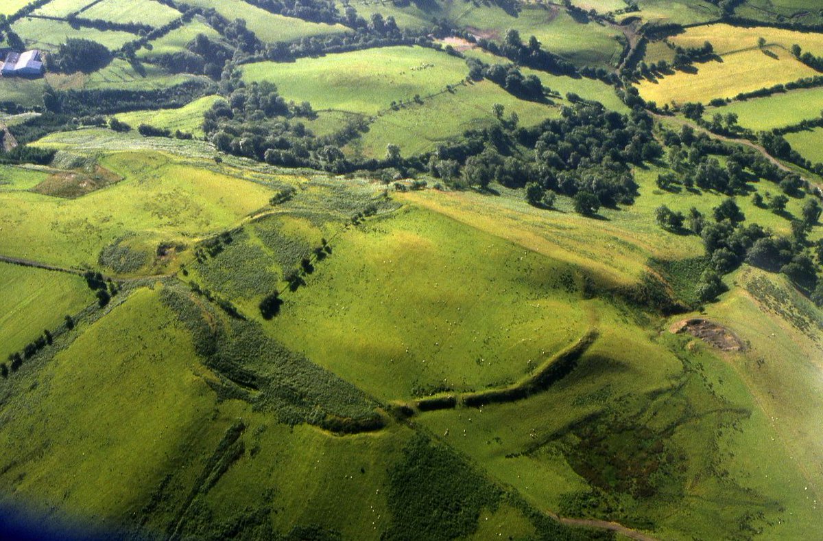 Cwm Cefn y Gaer is a univallate hillfort located in Llanddewi Ystradenny, Powys. The ramparts are beautfiully preserved, check out more images online: buff.ly/3SG7ABy #HillfortsWednesday