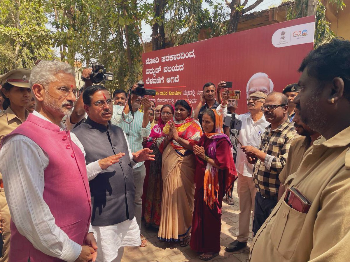 DrSJaishankar's tweet photo. Returning to Chikodi after 45 years. 

Trip down memory lane. https://t.co/q5ZiUCJa3z