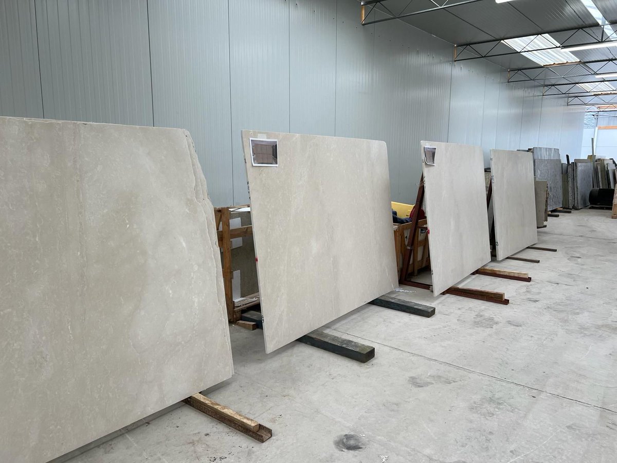 washroom_tweets's tweet image. We will be using this beautiful stone in venetian cream, honed so that the surface of the stone has been ground to a smooth, flat, consistent surface and ready for installation for one of our projects based in Mayfair. ⚪
#StoneDesign #HonedStone #MayfairProjects #InteriorInspo
