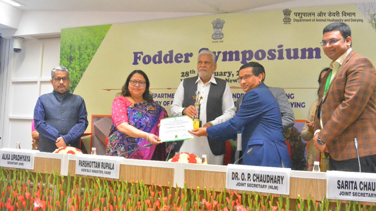 Dept_of_AHD's tweet image. Shri Parshottam Rupala, Hon'ble Minister for Fisheries, Animal Husbandry, and Dairying, Gol, joined by Ms. Alka Upadhyaya, Secretary, Dept of Animal Husbandry and Dairying, Gol, recognized #entrepreneurs who have made significant contributions to the #silage-making sector (1/2)