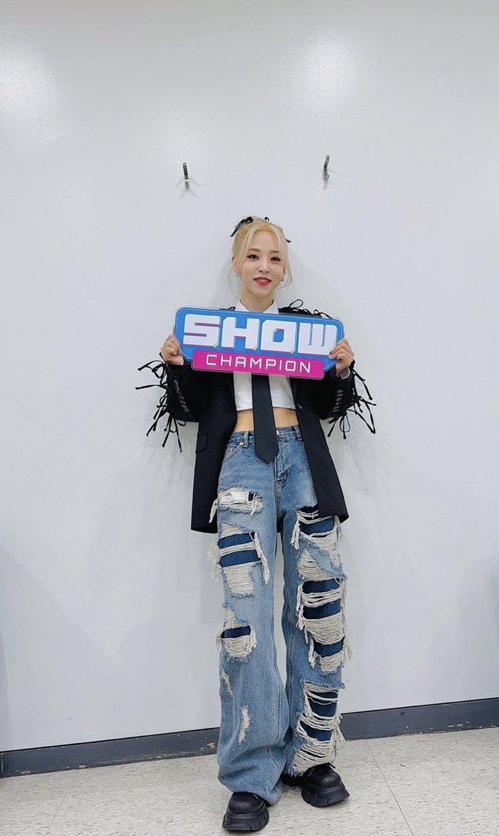 MOONBYULINTL's tweet photo. [🗓️] SHOW CHAMPION

Moonbyul will be performing 'Think About' and 'TOUCHIN&amp;MOVIN' on Show Champion today at 6PM KST

Streaming links:
🪩https://t.co/8CAiVx8njQ
🪩https://t.co/oJMKue3qJz

#TOUCHIN_MOVIN 
for #MOONBYUL #문별 https://t.co/PUaTZEjLIU