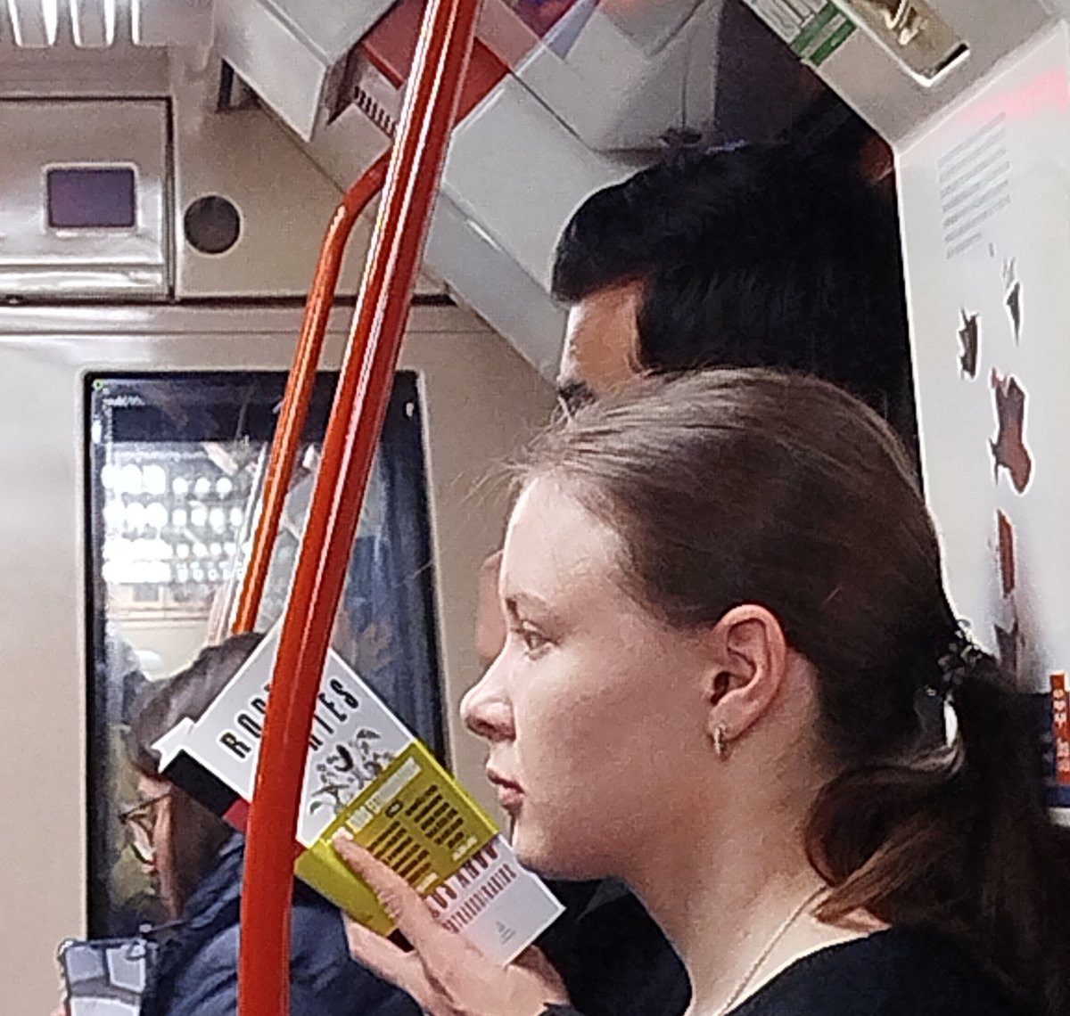sighnomor3's tweet photo. Cuando en el mismo vagón de metro ves a una persona leyendo "El Paciente" de @JuanGomezJurado y a otra con "Los años extraordinarios" de @rodrigocortes, sabes que el mundo está en equilibrio. https://t.co/T5tKhSKMFy