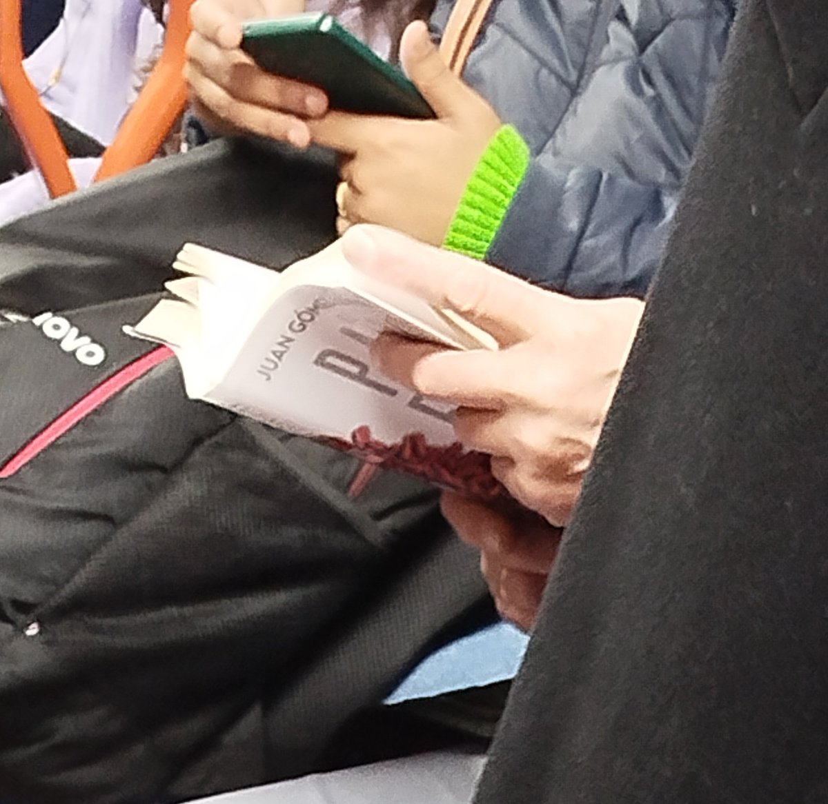 sighnomor3's tweet photo. Cuando en el mismo vagón de metro ves a una persona leyendo "El Paciente" de @JuanGomezJurado y a otra con "Los años extraordinarios" de @rodrigocortes, sabes que el mundo está en equilibrio. https://t.co/T5tKhSKMFy