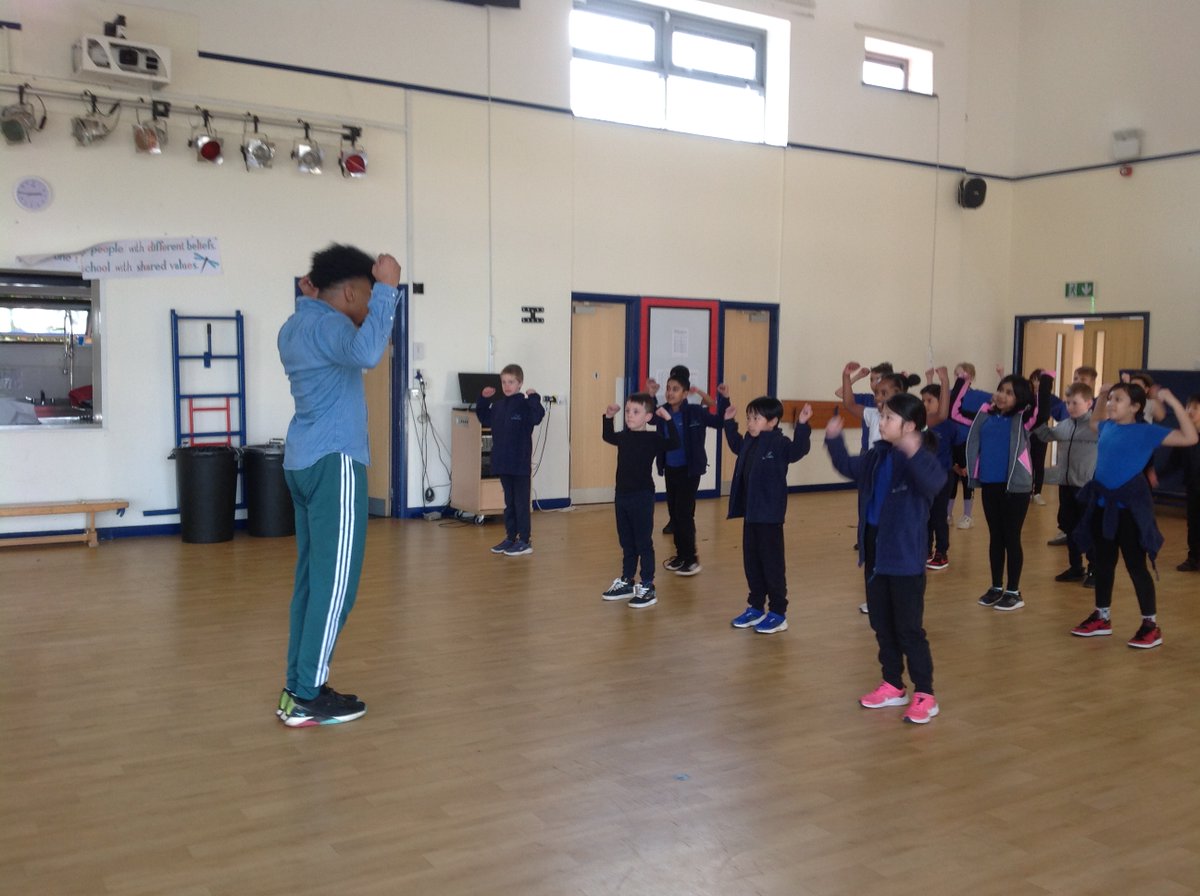 Year 4 had great fun taking part in a street dance workshop this week! What a treat! #GBS4PE