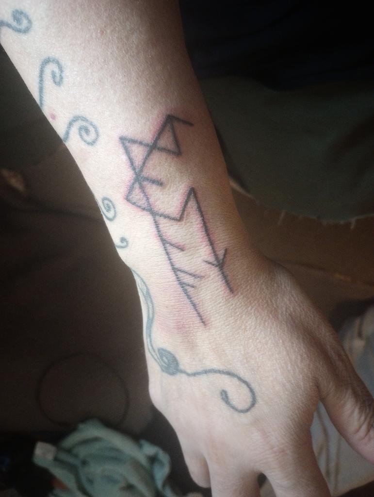 manetti101's tweet image. tattoo me... 

#bindrune #bindrunetattoo #rikktikkitavi