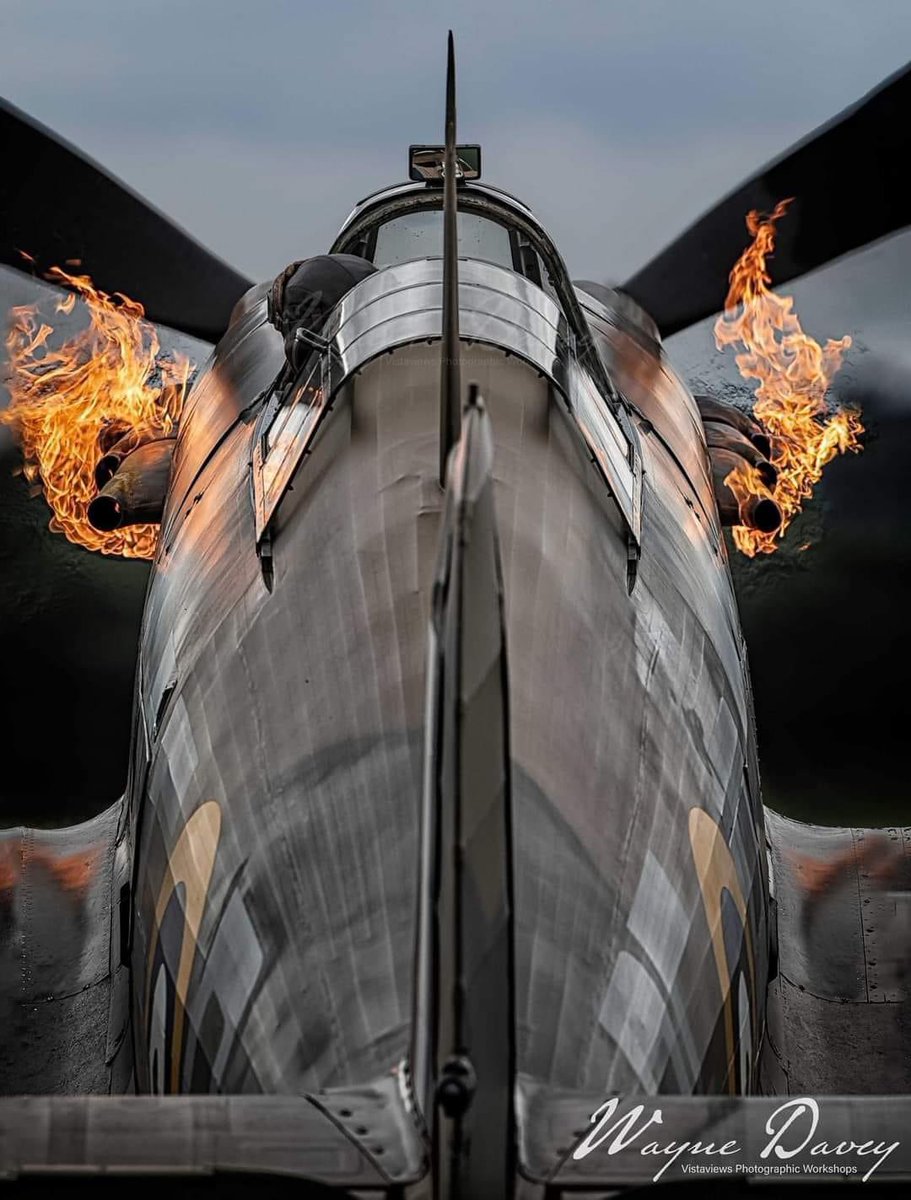 Wayne Davey captures this incredible shot of Hawker Hurricane G-HURI 🔥🔥