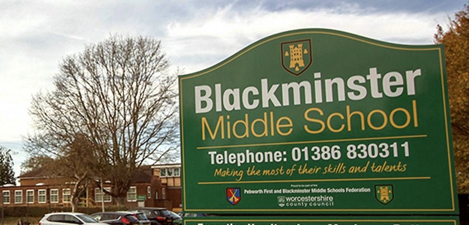 Yesterday PC Prentice and PCSO Kempton attended <a href="/BMiddleSchool/">Blackminster Middle</a> for a lunch time engagement session with any students that wished to attend.  This proved very popular with lots of questions &amp; engagement from students.  #PolicingPromise #saferpeople 🏫