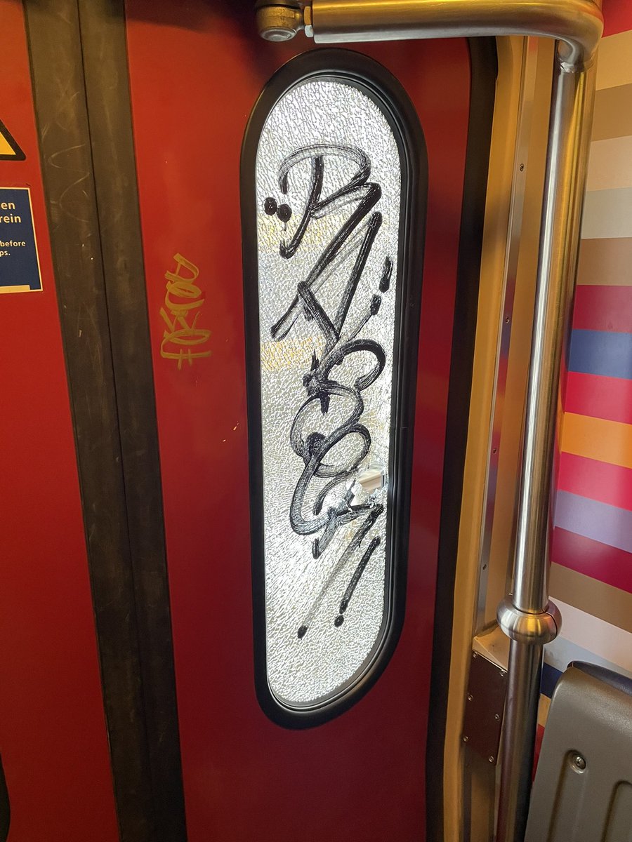 fokkozelf's tweet photo. @NS_online @schoonmaken En ik zie net dat er ook een ruitje stuk is hier. Lijkt recent, want er ligt nog wat glas op het balkon… https://t.co/QSq6JVZrV8