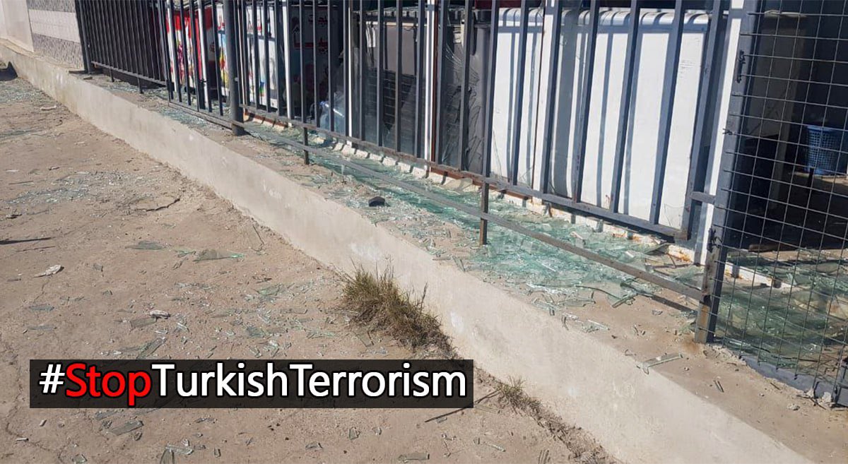 İşgalci Türk devleti Cizire kantonunun Dêrik ilçesinde üç aracı hedef alarak bombaladı. Alınan bilgilere göre Dêrik girişi ve Xana Serî beldesi civarında üç araca saldırı düzenlendi.

Saldırıda yaralıların olduğu belirtiliyor.

#StopTurkishTerrorism