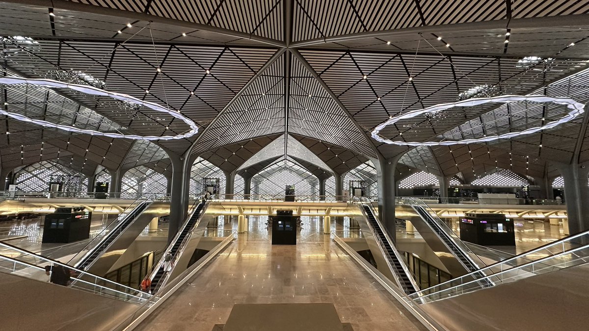 besides_obvious's tweet image. High speed train in #Saudi, from #Mecca to #Medina 🚅👉 besidestheobvious.net/2024/02/28/all…