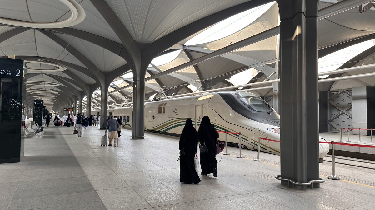 High speed train in #Saudi, from #Mecca to #Medina 🚅👉 besidestheobvious.net/2024/02/28/all…