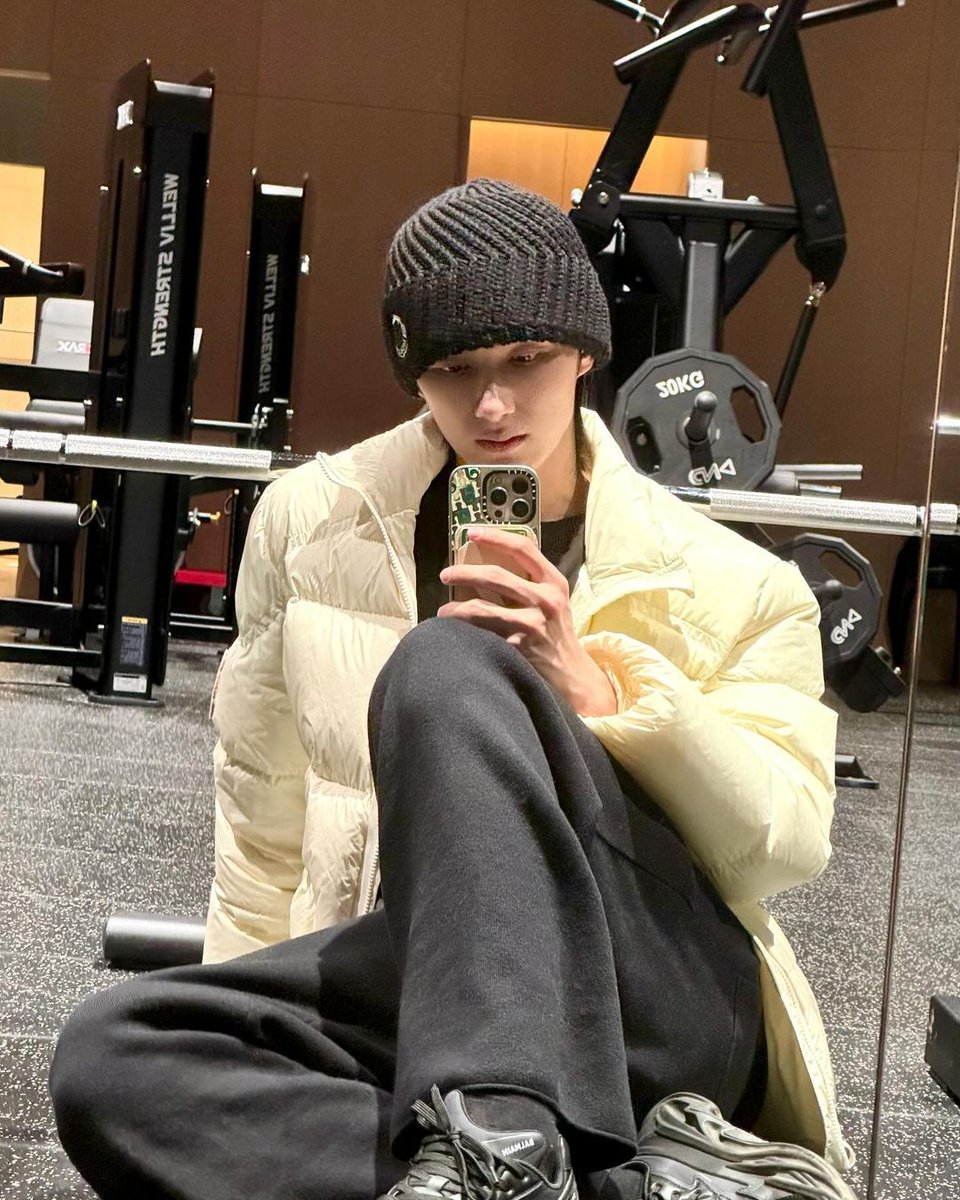 moonzzakcat's tweet photo. 옷차림만 보면 도대체 뭔 운동한 건지 예상조차 안감...
웨이트?도아닐거같음
유산소?도아닐거같음
그냥 헬스장 오운완 사진찍으러 간거같음 https://t.co/h69MQHnMSA