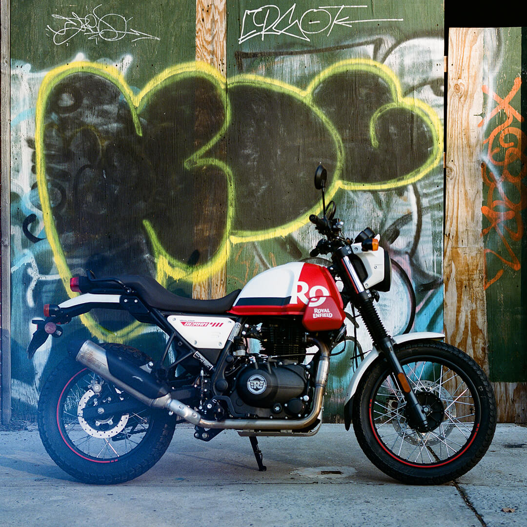 Scram mixing in New York Graffiti urban art.  🇺🇸 #RoyalEnfield #motorcycle #motorbike #gothere #himalayan #adventurebike #graffiti #newyork #allroads #scram411 #adventure #discovery #streetscrambler #urbanscrambler #city #explore #meteor #urbanjungle #bullet #art #bike