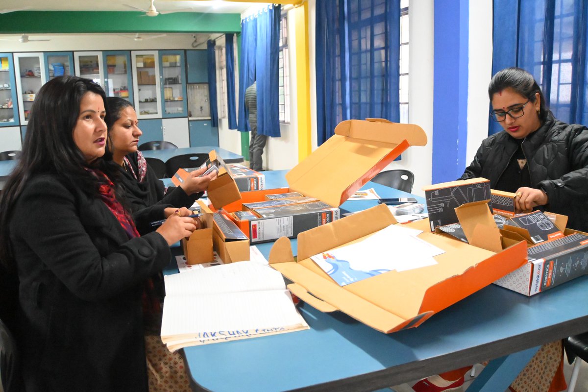 hapsvn's tweet image. Him Academy Public School VN, in collaboration with HAPS Hira Nagar campus
conducted a cutting-edge #RoboticsWorkshop for IT teachers.