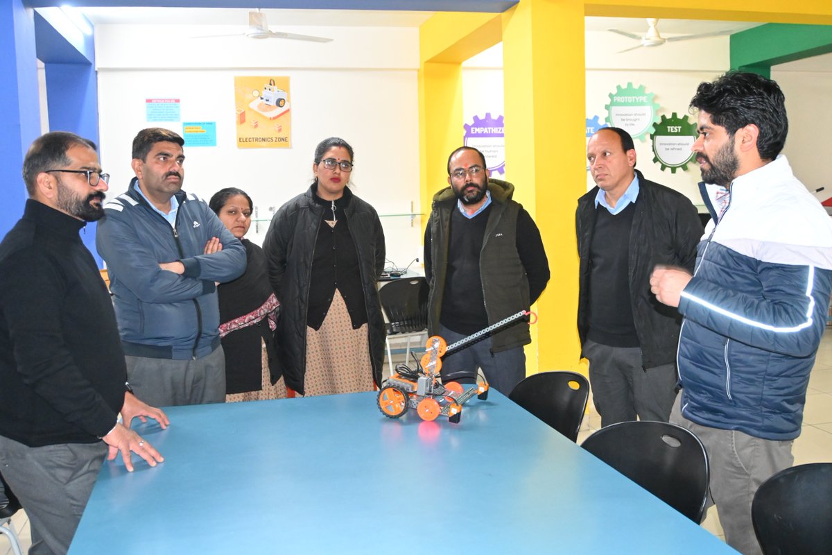 hapsvn's tweet image. Him Academy Public School VN, in collaboration with HAPS Hira Nagar campus
conducted a cutting-edge #RoboticsWorkshop for IT teachers.