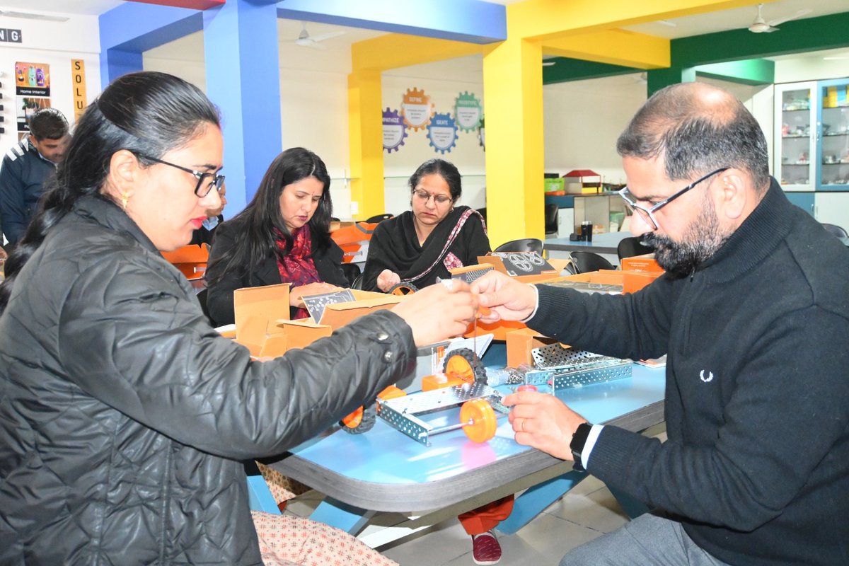 hapsvn's tweet image. Him Academy Public School VN, in collaboration with HAPS Hira Nagar campus
conducted a cutting-edge #RoboticsWorkshop for IT teachers.