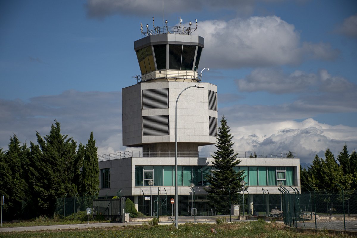 lariojaorg's tweet photo. ✈️ El Gobierno de La Rioja colabora en la puesta en marcha de una escuela de pilotos en el Aeropuerto de Logroño-Agoncillo.

🖇️ https://t.co/e1aeHI5Kz7 https://t.co/kIZzmCag8v