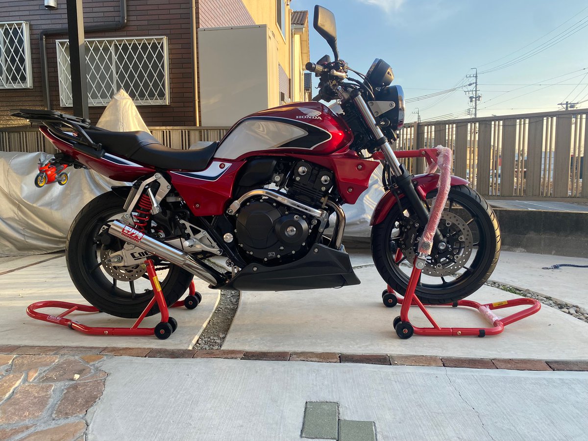 メンテナンススタンド買ったから、これでアンダーカウル外してまで、車体上げなくてすむわ
怖いのはどっちか先に引っ掛ける時にバイクがフラフラするから地味に怖い💦