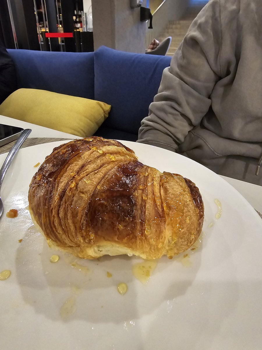 AmreliaRuhez's tweet image. Europe aaye aur croissant na khaye aise ho sakta hai?

Croissant ke aage koi bol sakta hai kya?

Aaaaaaa croissant bhaiiiiii