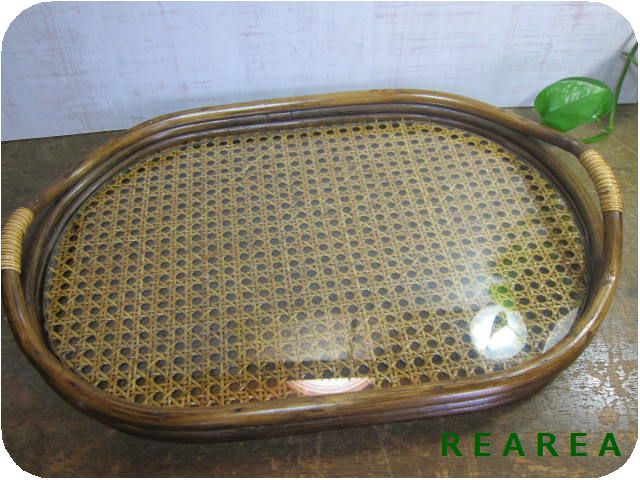 rearea6070's tweet photo. ガラス天板　天然籐編み　トレー　43×33cm

籐の自然な風合いとガラスの透明感が絶妙にマッチし、お料理やお茶を運ぶ際も、一層のおしゃれを演出してくれること間違いなしです。
#籐トレイ　#籐トレー　#ラタントレー　#籐お盆　
➡　https://t.co/6BUR3l9Ycn　
#レトロ雑貨　REAREA　レアレア https://t.co/eywntyVWGg