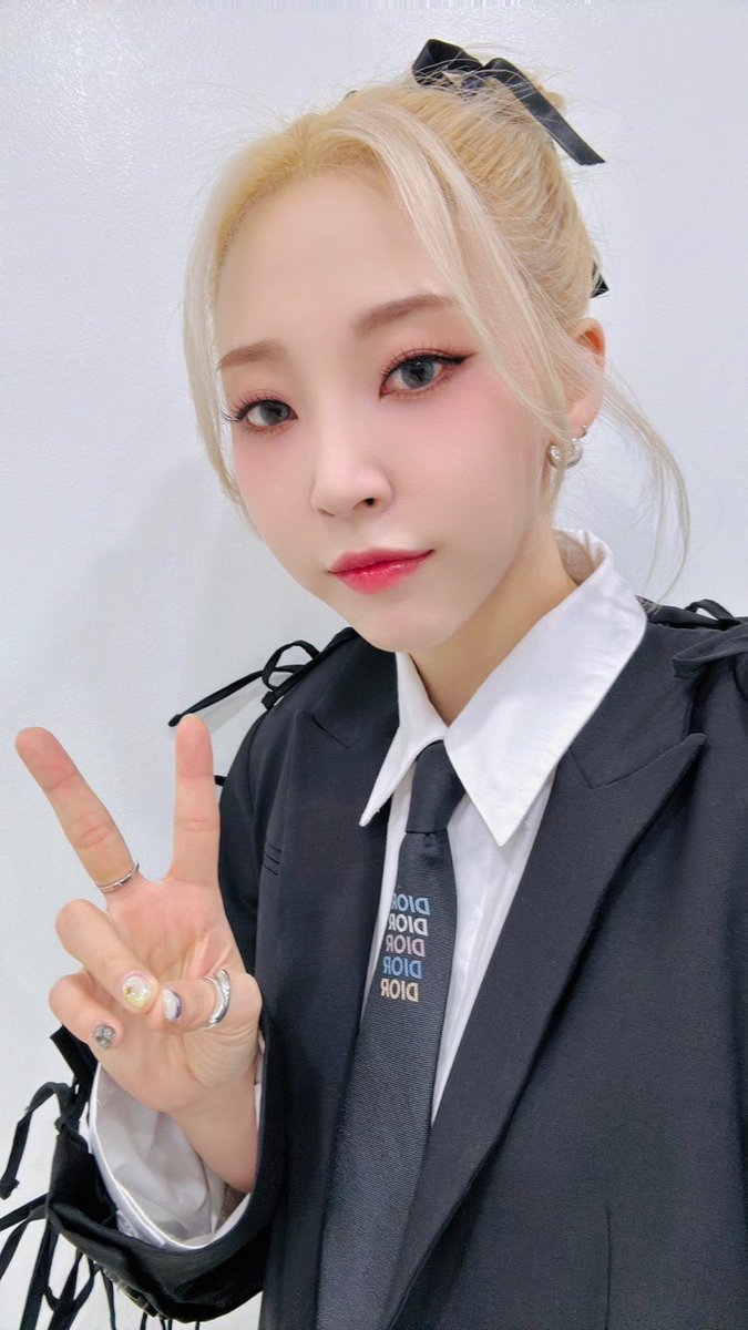 [#문별]

우리 무무 여러분 잠시 후 6시
MBC M ‘쇼챔피언’ 별이와 잠들 때까지
노래 위에 몸을 맡길 준비 되셨나요🖤 

#MoonByul #Starlit_of_Muse 
#TOUCHIN_MOVIN #터친앤무빈
#Think_About #띵커바웃
