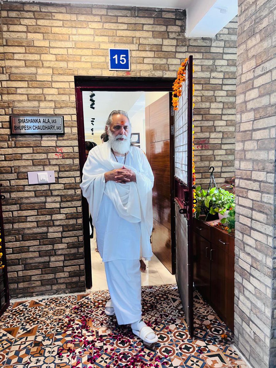 Took blessings from His Holiness Swami Gyananand ji Maharaj who was very kind to visit our home. A very humbling and spiritual experience for the entire family. <a href="/GitaManishi/">Swami Giananand</a> 
#gitagyansanthanam