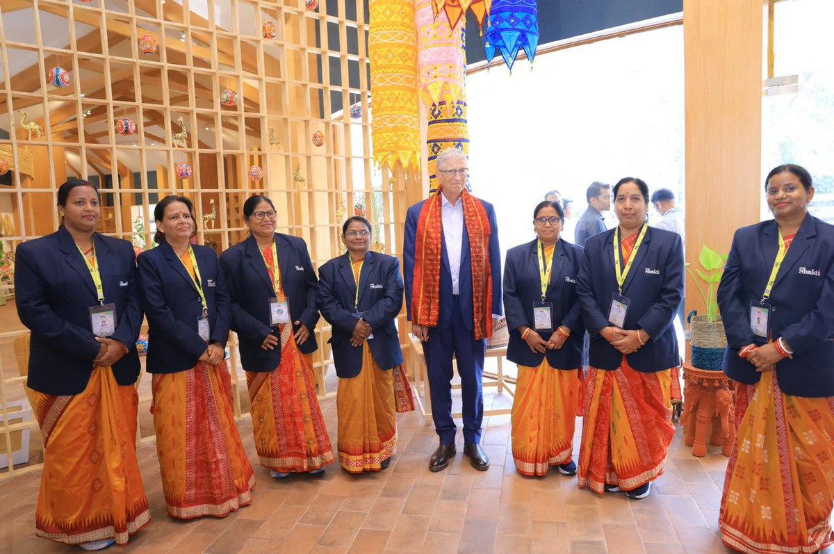 soumyajitt's tweet photo. Bill Gates Visits Mission Shakti Bazaar 

Mission Shakti Secretary Sujata Rout Karthikeyan apprises the Microsoft co-founder about the handcrafted products made by women self help groups at the Mission Shakti Bazaar https://t.co/JEhbzSeNgm