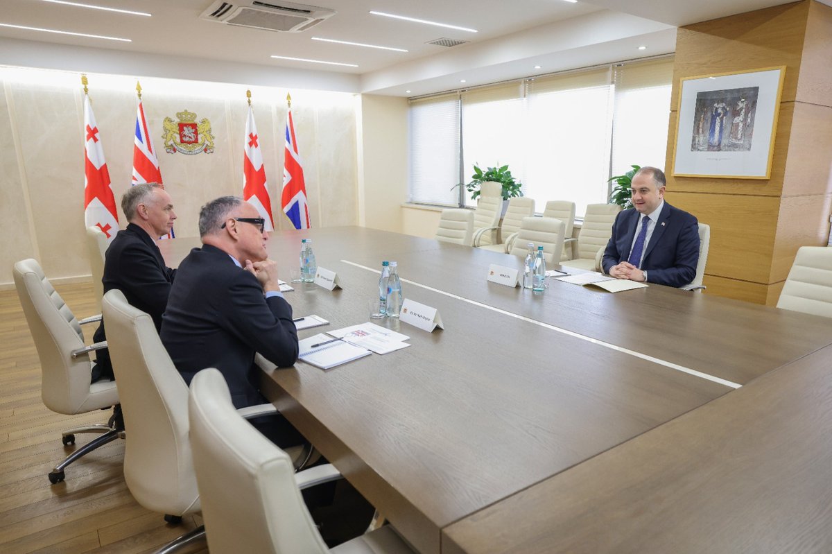MoD Chikovani met w/ UK Amb to Georgia @MarkClaytonFCDO Priority directions of 🇬🇪🇬🇧 bilateral defence cooperation & future perspectives were discussed. The important role of the UK in implementing SNGP initiatives was emphasized.