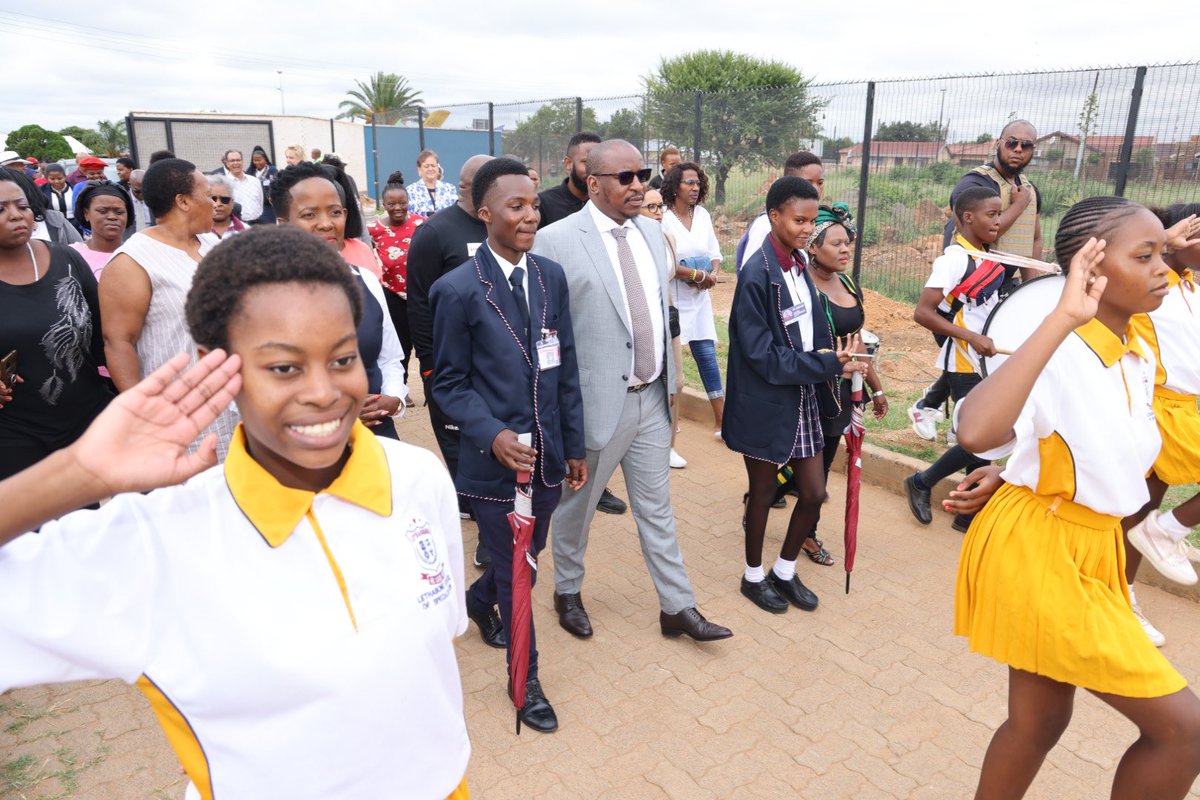 EducationGP1's tweet image. 𝗛𝗔𝗣𝗣𝗘𝗡𝗜𝗡𝗚 𝗡𝗢𝗪: Gauteng Education MEC @matomekopano has arrived at Soshanguve to launch Lethabong Maths, Science &amp;amp; ICT School of Specialisation with a focus on Automotive. This school is in partnership with @BMW_SA  #GrowingGautengTogether