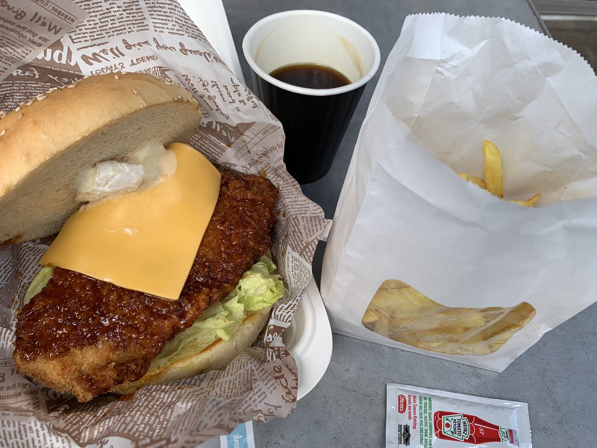 usk_yurucamp's tweet photo. 久しぶりの伊豆聖地グルメ
河津桜はもうほぼ終わってました…(´･_･`)

#ゆるキャン
#聖地巡礼
#ramaru
#下田バーガー
#金目鯛バーガー https://t.co/JHMEoTsGiB