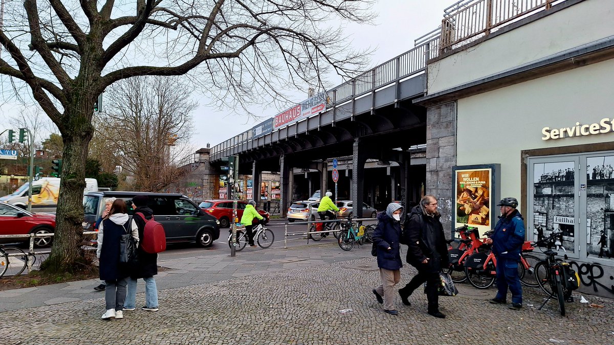 Wracając z kilkudniowego pobytu w 🇩🇪 Berlinie, zmuszony byłem poczekać godzinkę na kolegę. Usiadłem sobie zatem w małej knajpce na dworcu Tempelhof.
Kupiłem sobie niemieckie piwko i usiadłem pośród... prawdziwych, rodowitych Niemców.
4 z Afryki, 3 z Turcji i kilku Arabów. 🤣