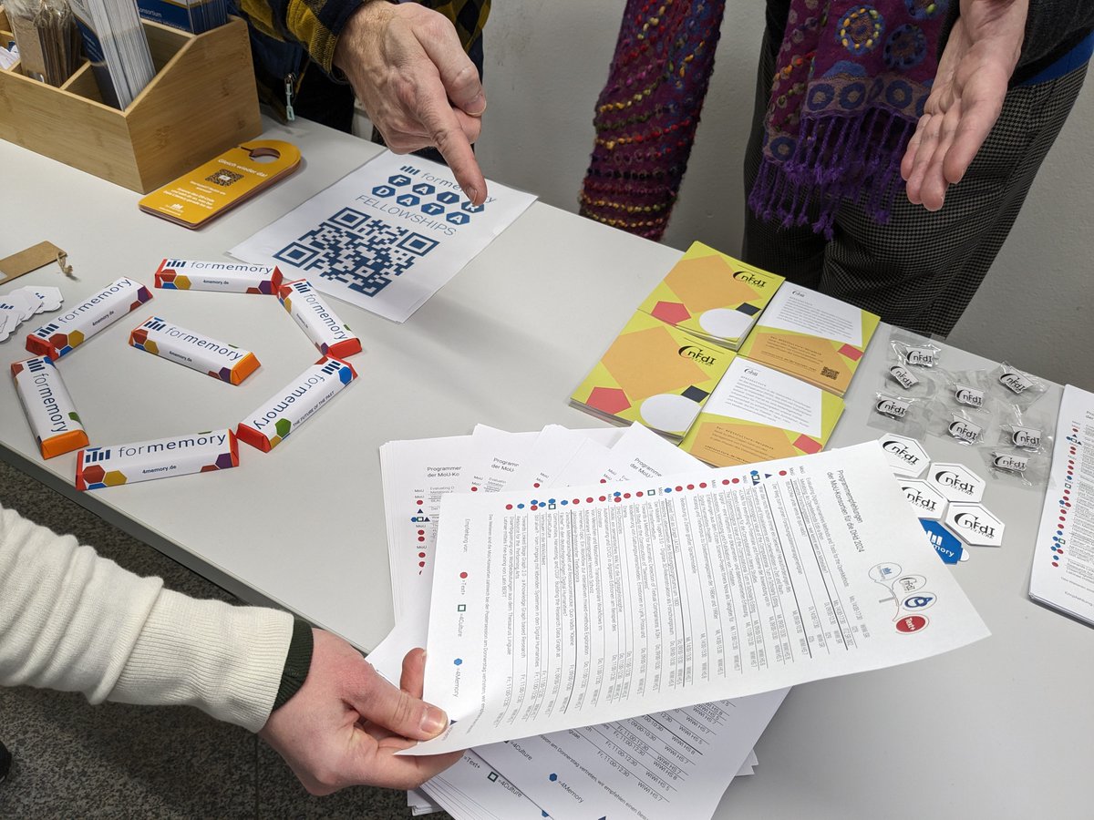 Textplus_NFDI's tweet photo. Am gemeinsamen Stand der geistes- und kulturwissenschaftlichen Konsortien bei der @DHdKonferenz gibt es ganz viel Material, nette Menschen und ... Schokolade! Kommt vorbei, wir freuen uns auf Euch! @NFDI4memory @nfdi4culture @nfdi4objects #nfdirocks https://t.co/1au5lVDOMJ