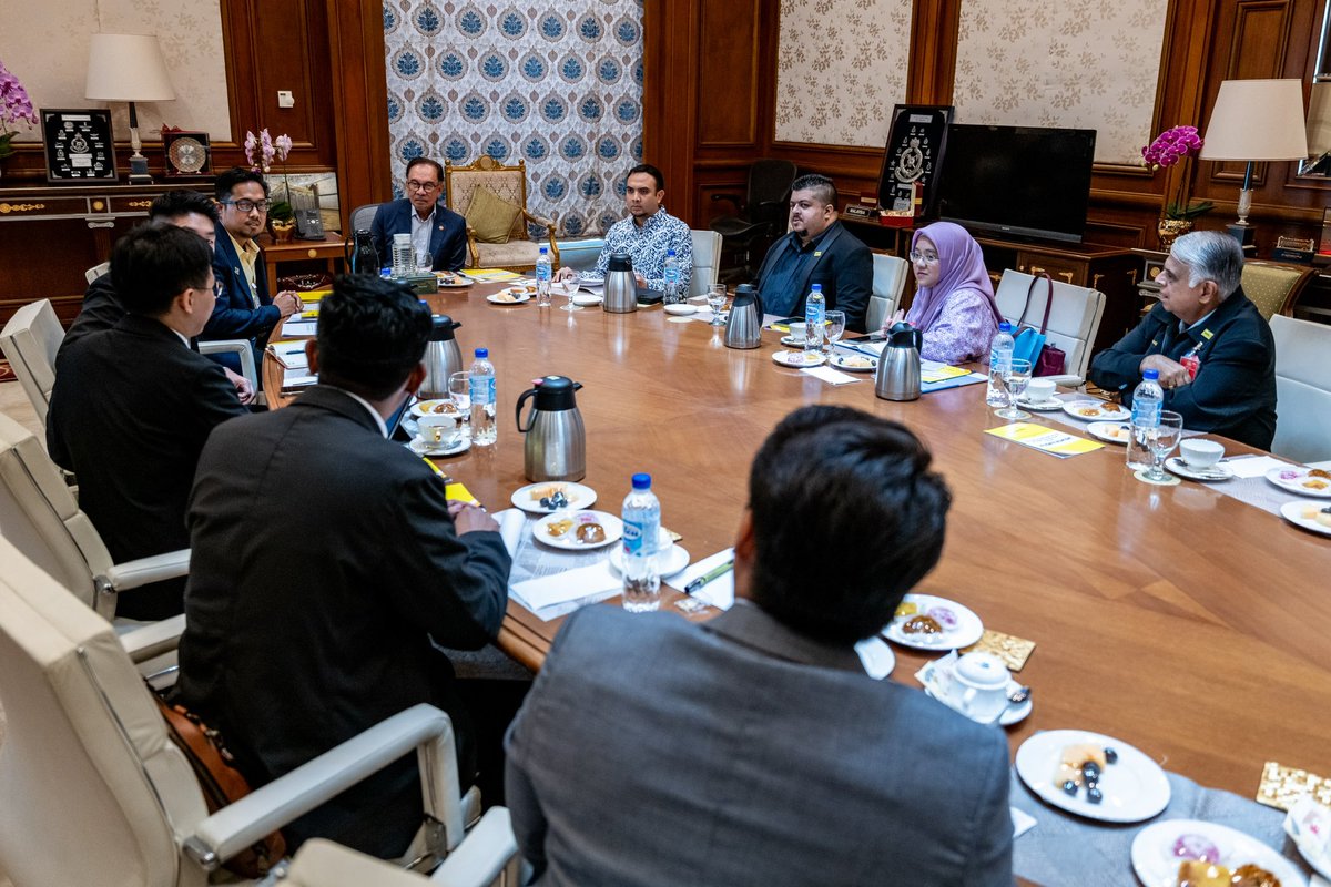 anwaribrahim's tweet photo. Hari ini, saya telah menerima Memorandum daripada Gabungan Pilihan Raya Bersih dan Adil (BERSIH) di Putrajaya oleh pimpinan BERSIH yang diketuai oleh Mohammad Faisal Abdul Aziz. 

Kerajaan Perpaduan terbuka kepada sebarang rekomendasi atau saranan pihak BERSIH khususnya dalam penambahbaikan proses pilihan raya dan reformasi institusi. 

Beberapa saranan pihak BERSIH menjadi perhatian saya dan terdapat antara cadangan dalam memorandum tersebut telah pun berada dalam pertimbangan dan tindakan Kerajaan Perpaduan.

Dialog serta ruang bertukar pandangan seperti ini penting bagi memahami aspirasi masyarakat sivil serta cabaran yang dihadapi oleh kerajaan khususnya dalam isu yang dikemukakan dalam memorandum ini. Pendekatan yang lebih inklusif dalam mendengar sendiri pandangan masyarakat sivil seperti BERSIH diharap dalam meningkatkan lagi sinergi masyarakat sivil dengan kerajaan dalam proses demokrasi negara. 

Selain itu, dalam pertemuan ini saya juga turut menekankan kepentingan mengukuhkan pendidikan politik dan meningkatkan literasi politik dalam kalangan masyarakat ke arah politik Malaysia yang lebih baik.

#MalaysiaMADANI