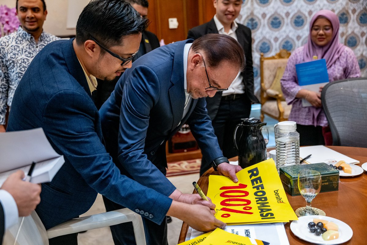 anwaribrahim's tweet photo. Hari ini, saya telah menerima Memorandum daripada Gabungan Pilihan Raya Bersih dan Adil (BERSIH) di Putrajaya oleh pimpinan BERSIH yang diketuai oleh Mohammad Faisal Abdul Aziz. 

Kerajaan Perpaduan terbuka kepada sebarang rekomendasi atau saranan pihak BERSIH khususnya dalam penambahbaikan proses pilihan raya dan reformasi institusi. 

Beberapa saranan pihak BERSIH menjadi perhatian saya dan terdapat antara cadangan dalam memorandum tersebut telah pun berada dalam pertimbangan dan tindakan Kerajaan Perpaduan.

Dialog serta ruang bertukar pandangan seperti ini penting bagi memahami aspirasi masyarakat sivil serta cabaran yang dihadapi oleh kerajaan khususnya dalam isu yang dikemukakan dalam memorandum ini. Pendekatan yang lebih inklusif dalam mendengar sendiri pandangan masyarakat sivil seperti BERSIH diharap dalam meningkatkan lagi sinergi masyarakat sivil dengan kerajaan dalam proses demokrasi negara. 

Selain itu, dalam pertemuan ini saya juga turut menekankan kepentingan mengukuhkan pendidikan politik dan meningkatkan literasi politik dalam kalangan masyarakat ke arah politik Malaysia yang lebih baik.

#MalaysiaMADANI