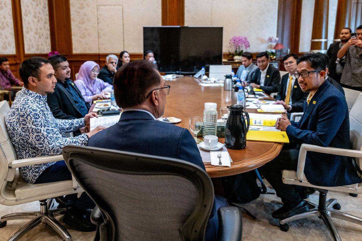 anwaribrahim's tweet photo. Hari ini, saya telah menerima Memorandum daripada Gabungan Pilihan Raya Bersih dan Adil (BERSIH) di Putrajaya oleh pimpinan BERSIH yang diketuai oleh Mohammad Faisal Abdul Aziz. 

Kerajaan Perpaduan terbuka kepada sebarang rekomendasi atau saranan pihak BERSIH khususnya dalam penambahbaikan proses pilihan raya dan reformasi institusi. 

Beberapa saranan pihak BERSIH menjadi perhatian saya dan terdapat antara cadangan dalam memorandum tersebut telah pun berada dalam pertimbangan dan tindakan Kerajaan Perpaduan.

Dialog serta ruang bertukar pandangan seperti ini penting bagi memahami aspirasi masyarakat sivil serta cabaran yang dihadapi oleh kerajaan khususnya dalam isu yang dikemukakan dalam memorandum ini. Pendekatan yang lebih inklusif dalam mendengar sendiri pandangan masyarakat sivil seperti BERSIH diharap dalam meningkatkan lagi sinergi masyarakat sivil dengan kerajaan dalam proses demokrasi negara. 

Selain itu, dalam pertemuan ini saya juga turut menekankan kepentingan mengukuhkan pendidikan politik dan meningkatkan literasi politik dalam kalangan masyarakat ke arah politik Malaysia yang lebih baik.

#MalaysiaMADANI
