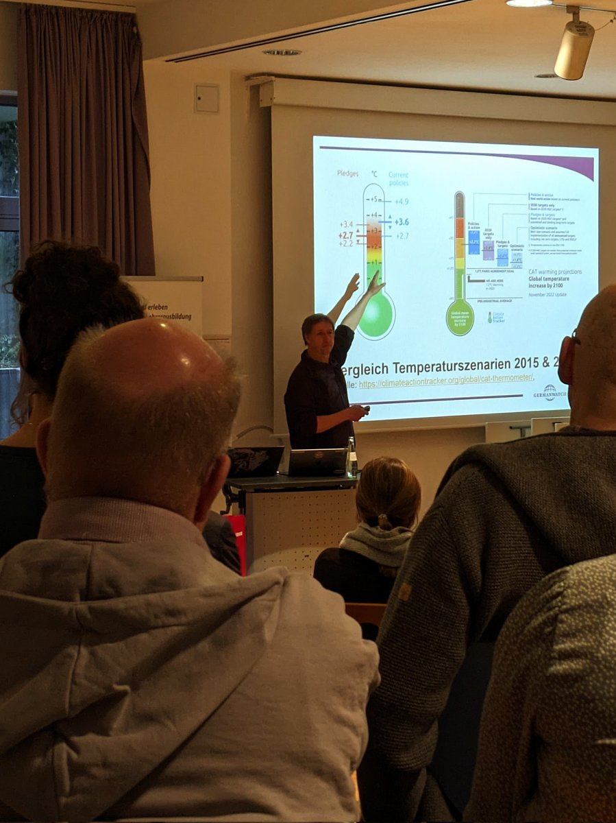 lernraum_ent's tweet image. Los geht's: Vor Kurzem hat das Modul 6 des Pilotvorhabens #WIRkstatt Zukunft @BezRegArnsberg zum Thema #wholeschoolapproach im #ZfsLDortmund begonnen.

S. Rostock von @Germanwatch eröffnet den Tag zum Thema #bne2030 in unserem letzten Modul mit den 10 Pilotschulen. #bethechange