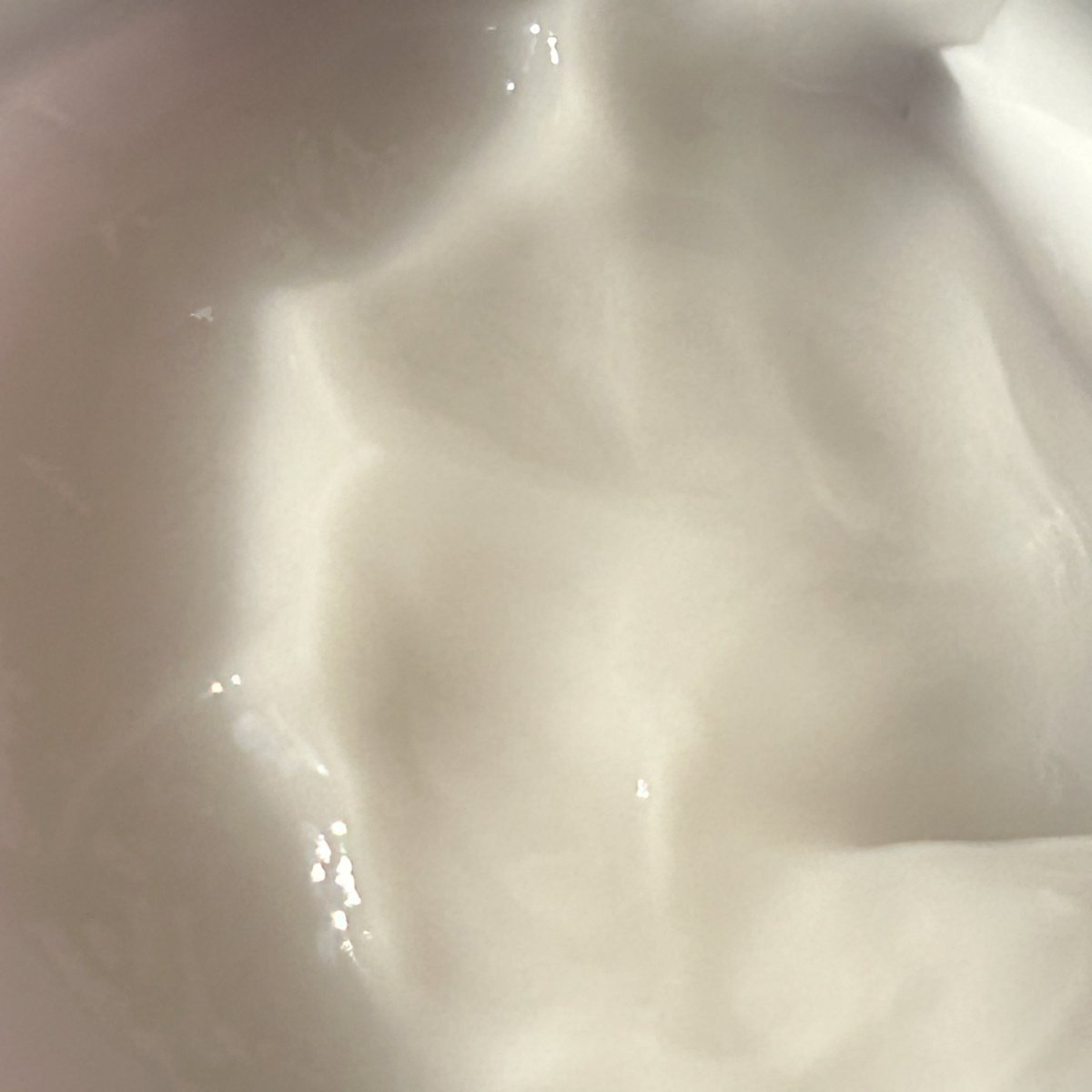 fairies_diary's tweet photo. teksturnya yang gel cream bikin mudah dibaurin ke seluruh wajah dan nyaman dipake malem ataupun siang hari. aku juga suka kombinasikan dengan ingredients skincare yang lain lainnya jadi pas banget buat daily moisturizer. kandungan di dalemnya ada 11x Hyaluronic Acid dan Peptide https://t.co/zSlzrt7ezj