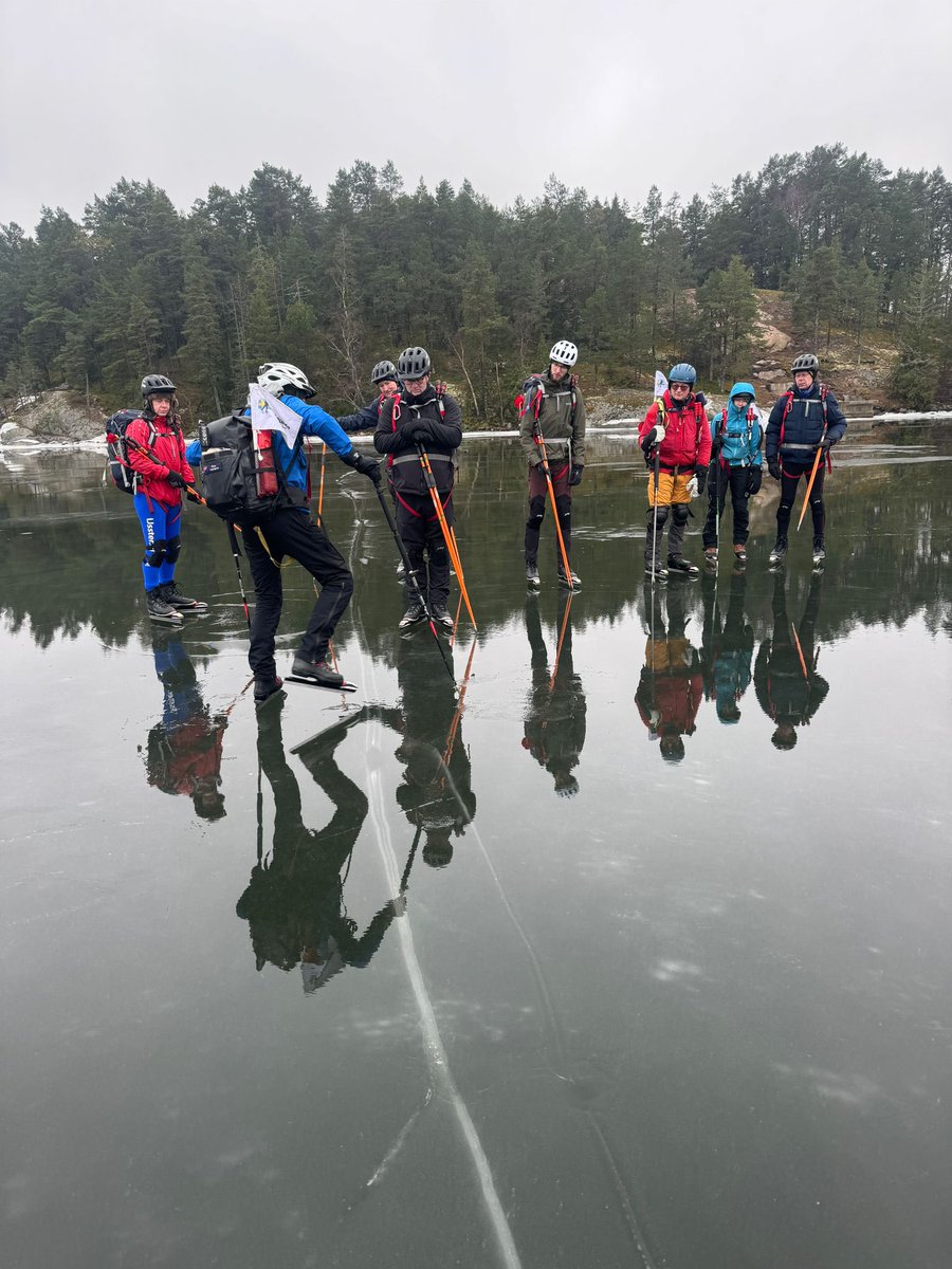 Eindelijk leren in de praktijk! Afgelopen weekend reisden 27 jonge IJsmeestersreis naar Zweden om ervaring op te doen met natuurijs: friescheijsbond.frl/nieuws/1156657…