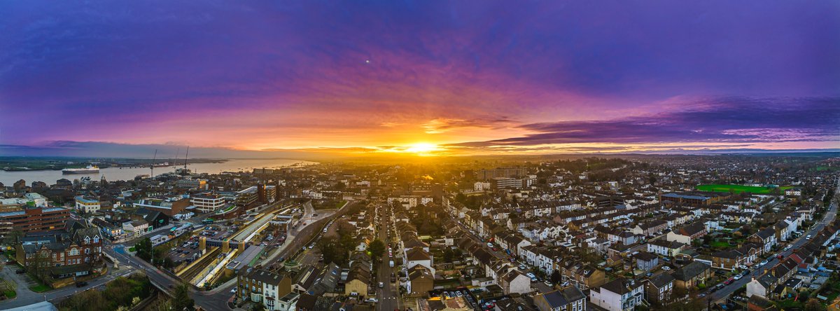 This morning’s panoramic sunrise, Gravesend @BBCWthrWatchers @itvweather @ThePhotoHour @GravesendTCM @visit_gravesend #Sunrise #Kent #UKWeather #Weather #LoveUKweather #StormHour #Gravesend