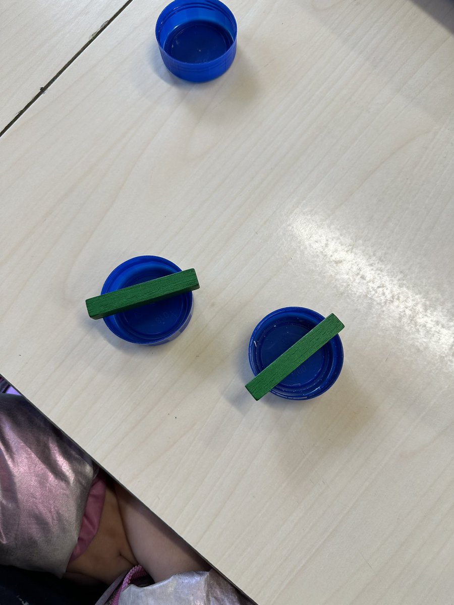 BatcovaE's tweet photo. Contruir para comprender. Iniciación a situaciones multiplicativas. 
2 veces 6
5 veces 5
Después contextualizamos. #OAOA #multiplicación https://t.co/Dk1d7y62Z9
