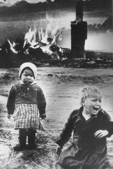 Dzieci wśród ruin budynków zniszczonych przez Niemców; fotografia poglądowa; wolny dostęp